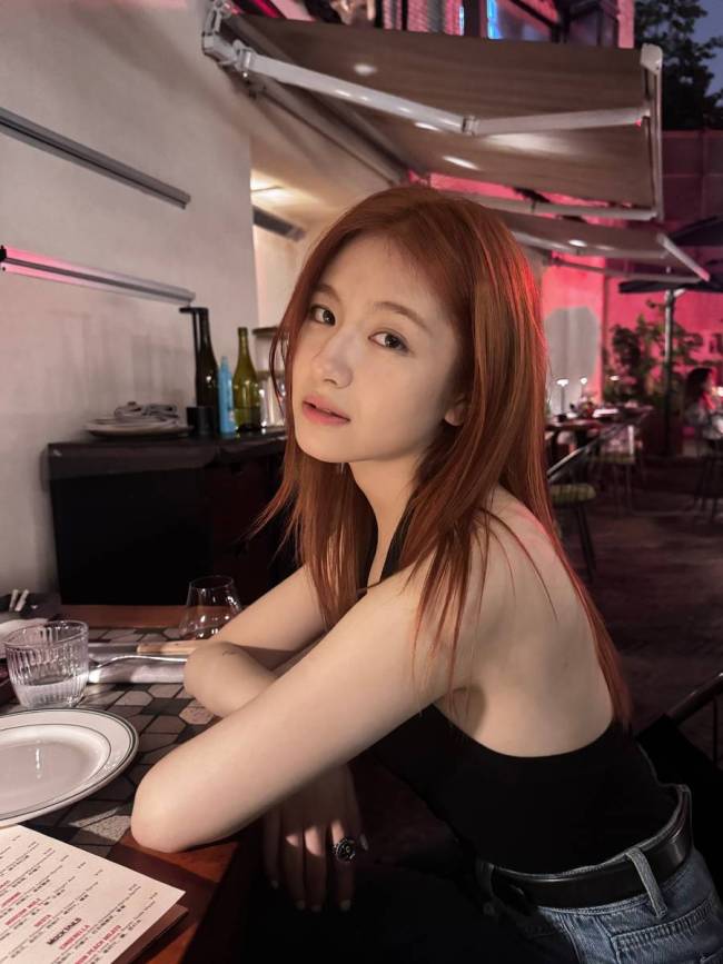 李兰迪穿挂脖吊带秀白皙美背 红发造型明艳动人