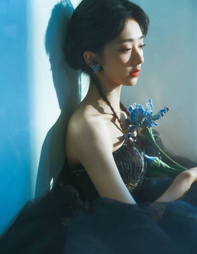 王影璐穿黑色抹胸长裙好像公主 捧着书本气质恬静