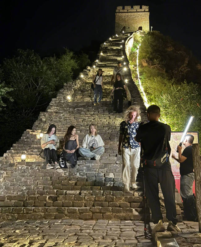 浪姐友谊不散！网友偶遇郭碧婷张予曦刘忻夜爬长城