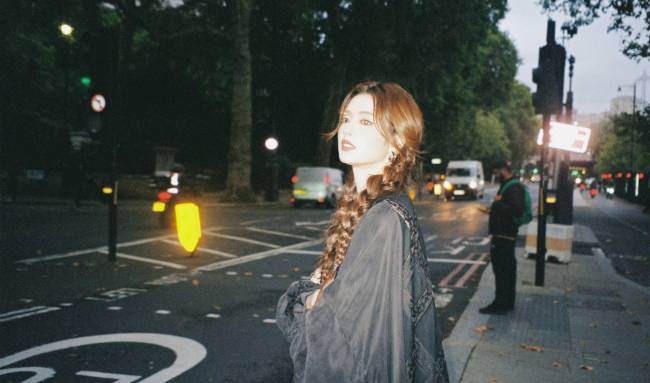 徐若晗梳双麻花辫发量惊人 手拿枫叶文艺气息十足