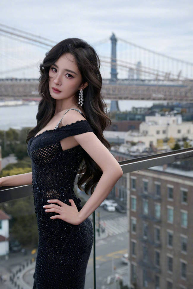 杨幂穿露肩黑裙观看维密秀 身背羽毛翅膀宛如天使