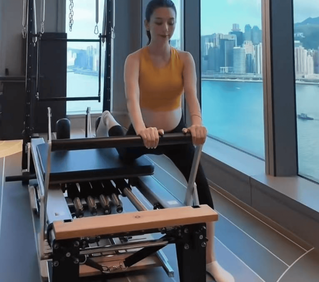 郭富城老婆方媛挺孕肚做瑜伽 四肢纤细状态俱佳