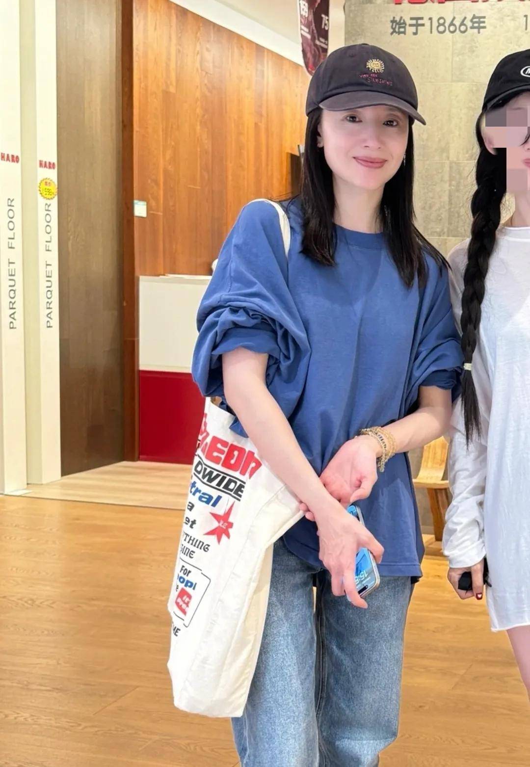 45岁董洁回大连老家被偶遇，带爸爸挑选进口木地板，豪宅疑似重新装修封面图