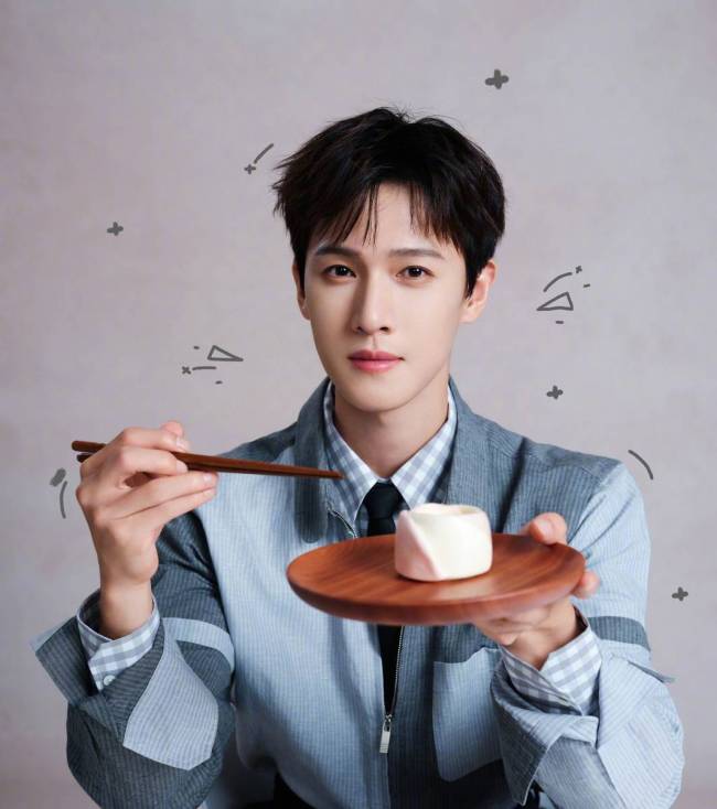 王影璐李昀锐手持糕点氛围甜蜜 互相投喂CP感满满