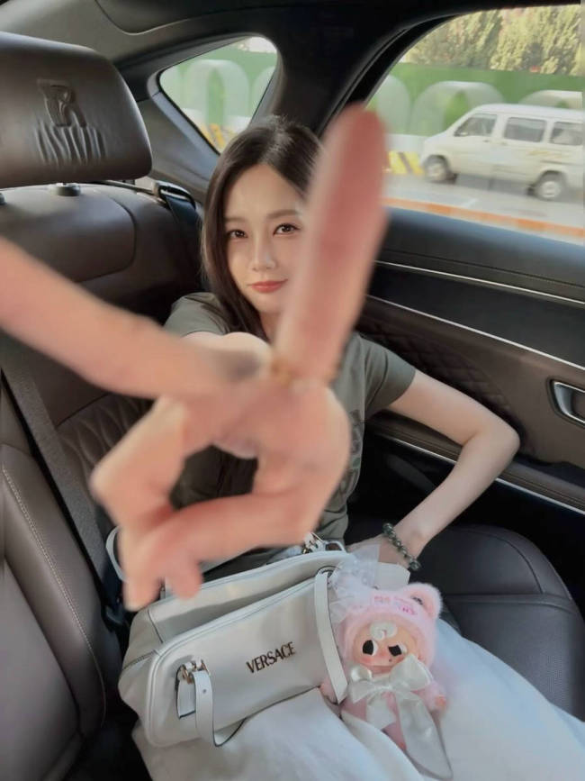 李一桐穿搭休闲坐车里搞怪自拍 笑眼弯弯超级治愈