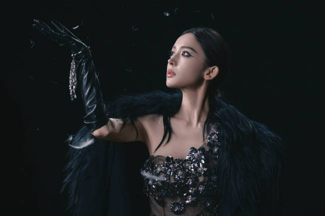 古力娜扎穿深V礼裙身材曼妙 红唇吸睛气场强大