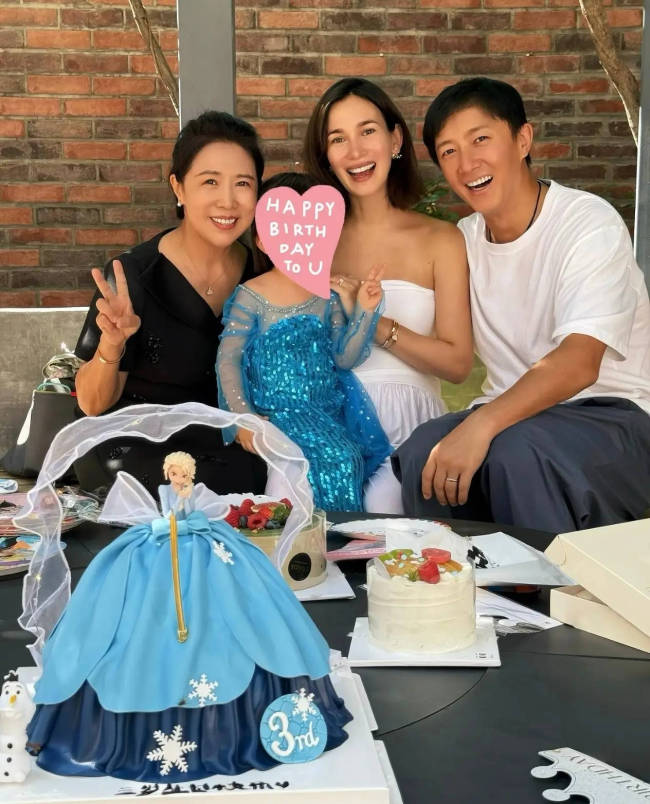 韩庚卢靖姗为3岁女儿庆生 一家人笑容灿烂好幸福