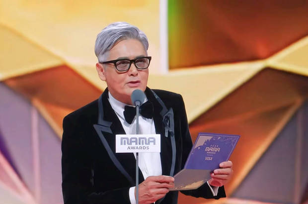 时隔十年再同框！周润发为权志龙颁奖 带领全场为香港火灾默哀封面图