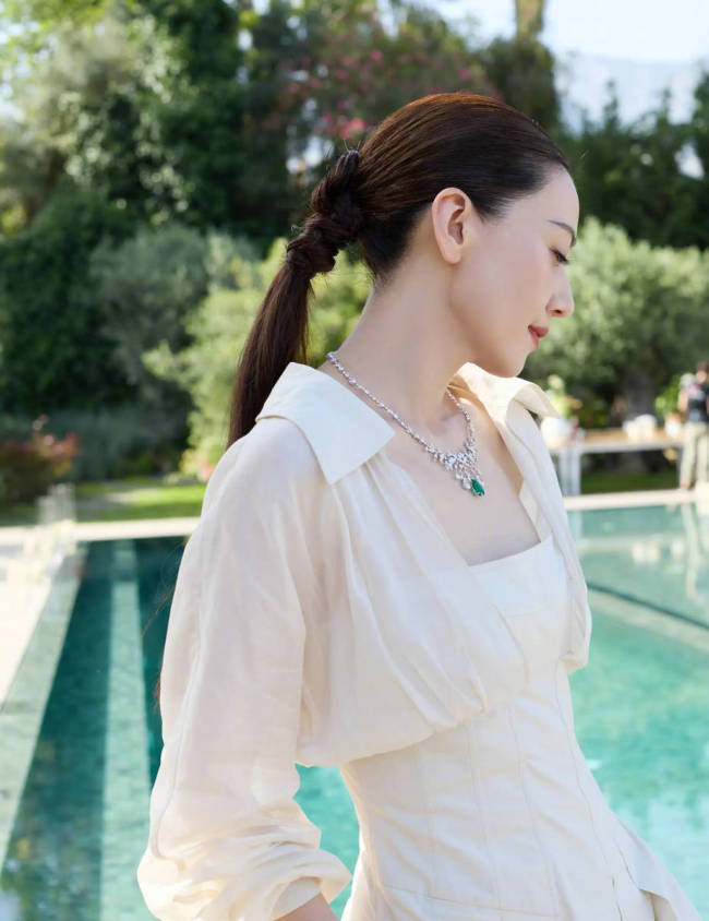 高圆圆穿白色长裙气质优雅 身处花园中笑容温柔