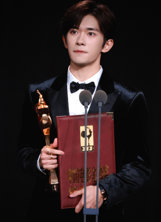 金鸡奖这一夜，论资排辈，江湖地位，在一头白发的陈道明身上体现得淋漓尽致封面图