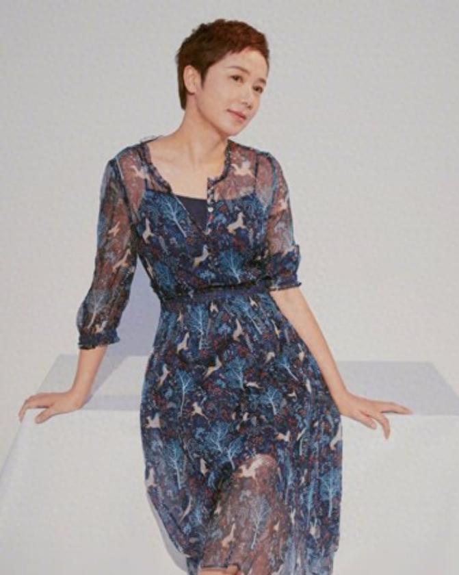 蒋雯丽因电视剧被嘲讽后“销声匿迹”,近日现身英国,面相变了!