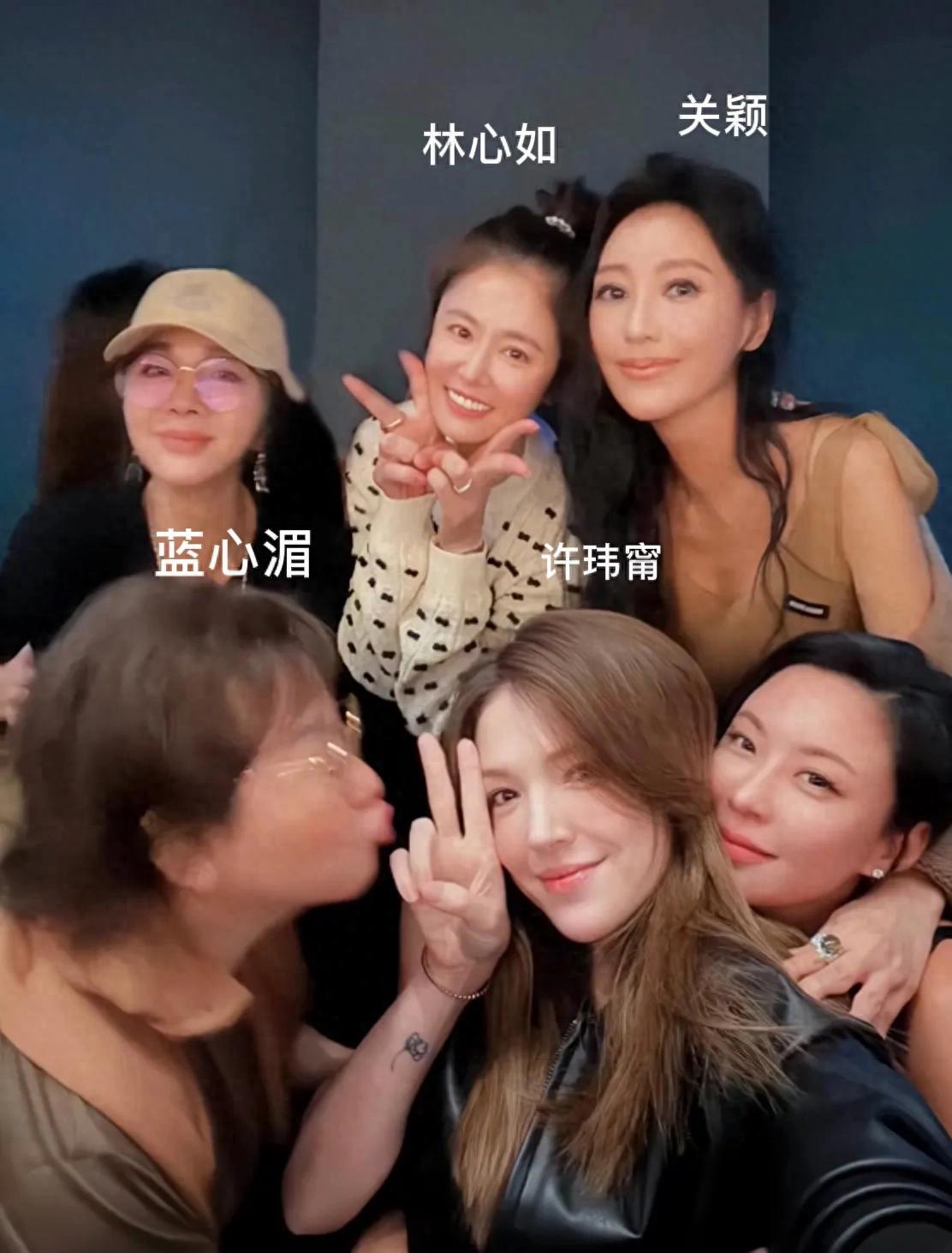 林心如和许玮甯给蓝心湄过生日，她们吃日料庆祝，林心如素颜很美封面图