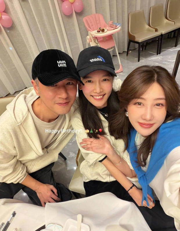 恩爱藏不住！任重孙骁骁与好友聚餐 牵手互动好甜蜜封面图