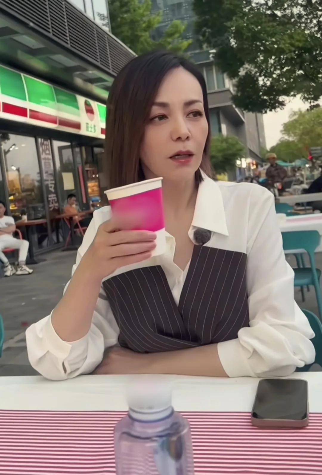 54岁王琳在上海与好友聚会，坐街边吃烧烤，老戏骨李传缨全程陪同封面图