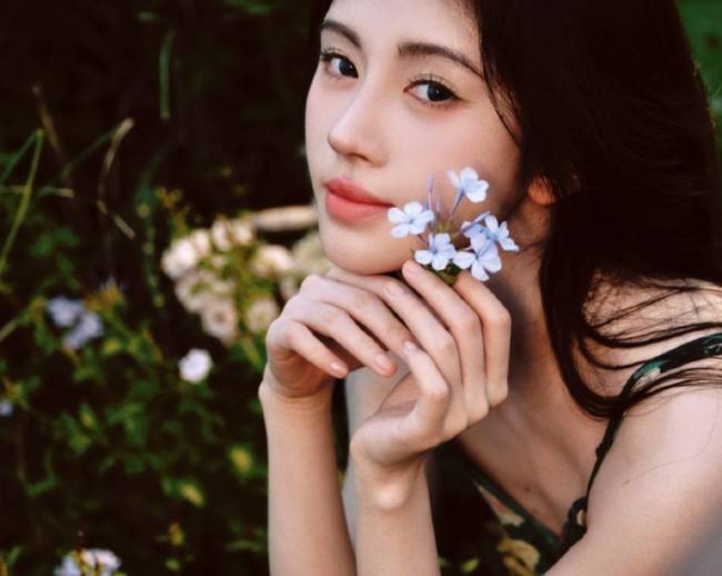 鞠婧祎身穿墨绿色玫瑰吊带长裙 肤白貌美清纯可人
