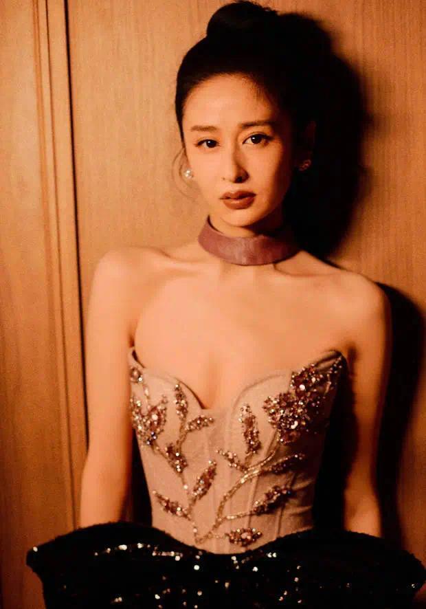 搜狐娱乐讯 6月23日，颖儿在个人社交账号晒出了一组她的最新活动造型图，身穿碎钻抹胸裙，气质高贵。