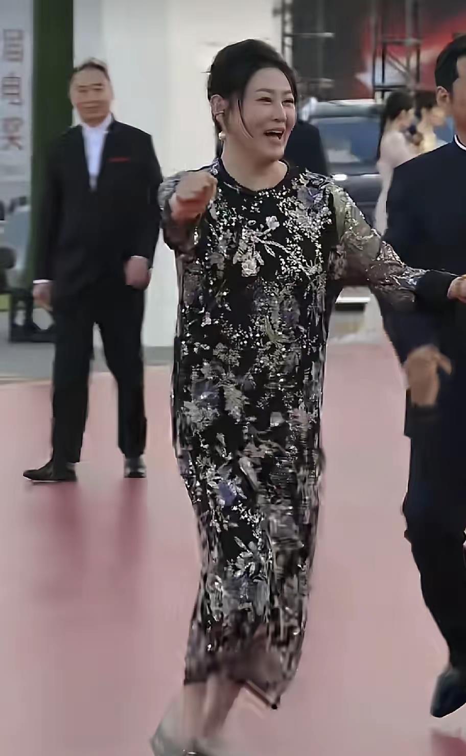 55岁王思懿近照曝光，她穿宽松花裙子，中年发福成了邻家胖大婶！封面图