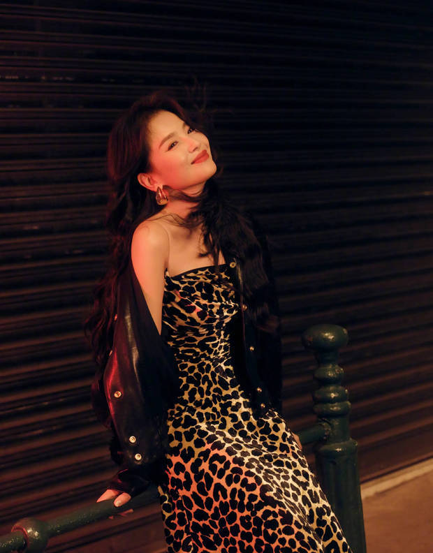 刘涛大湾区晚会造型吸睛！美照中穿豹纹抹胸裙，性感迷人超亮眼封面图