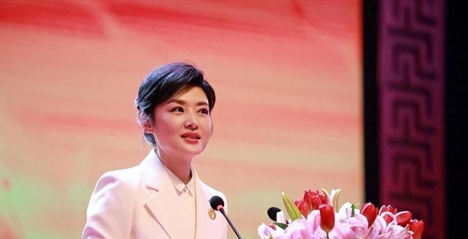 告别12年婚姻，央视一姐周涛，人生不设限，另一条大道更璀璨！封面图