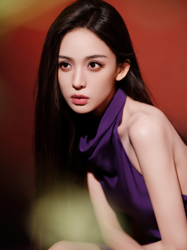 娜扎身穿紫色露背裙大方秀曼妙身姿 肌肤白嫩光滑