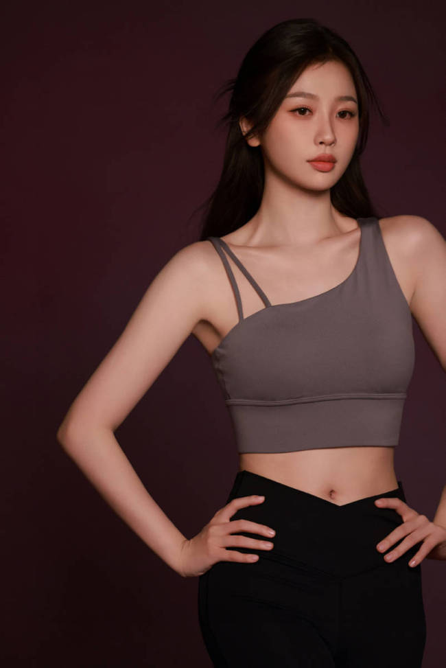 虞书欣身穿瑜伽服曲线优美 运动风氧气少女感十足