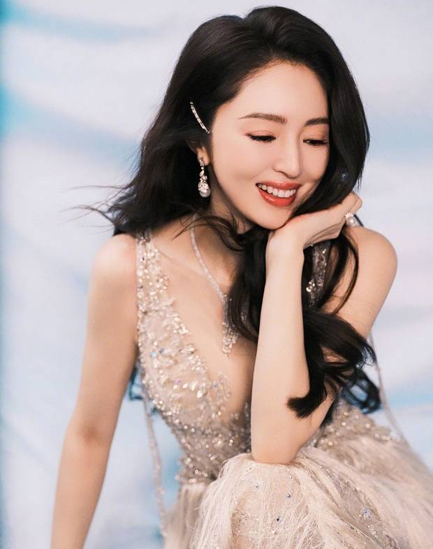 董璇穿碎钻礼裙笑靥如花 大波浪造型气质出众封面图