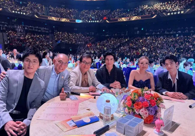 容祖儿回应与成龙误会!称成龙摸其后背是捕风捉影