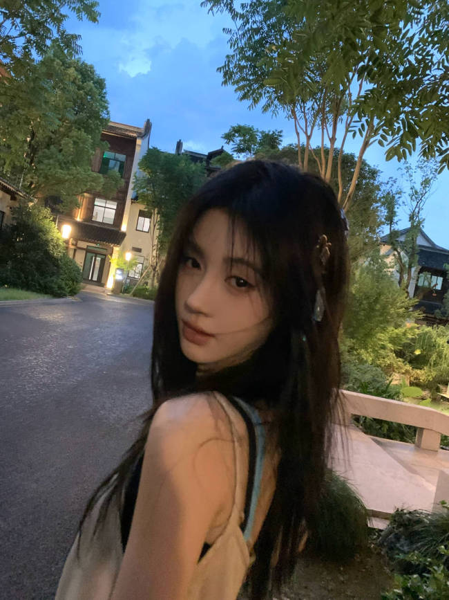 鞠婧祎穿卡其吊带裙身材纤细 发丝微乱纯欲感十足