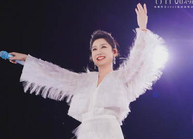 玲花时隔4个月单人复出，曾毅近照憔悴暴瘦，凤凰传奇合体艰难封面图