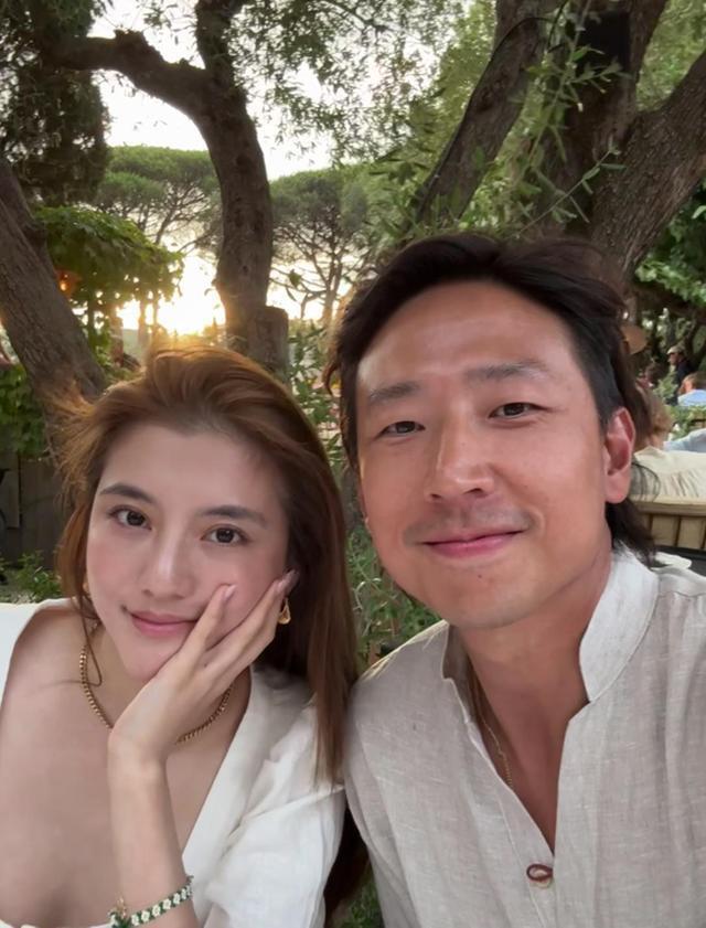 吴千语夫妇现身上海，面相富态长腿吸睛，施伯雄秃头被调侃老嫂子封面图