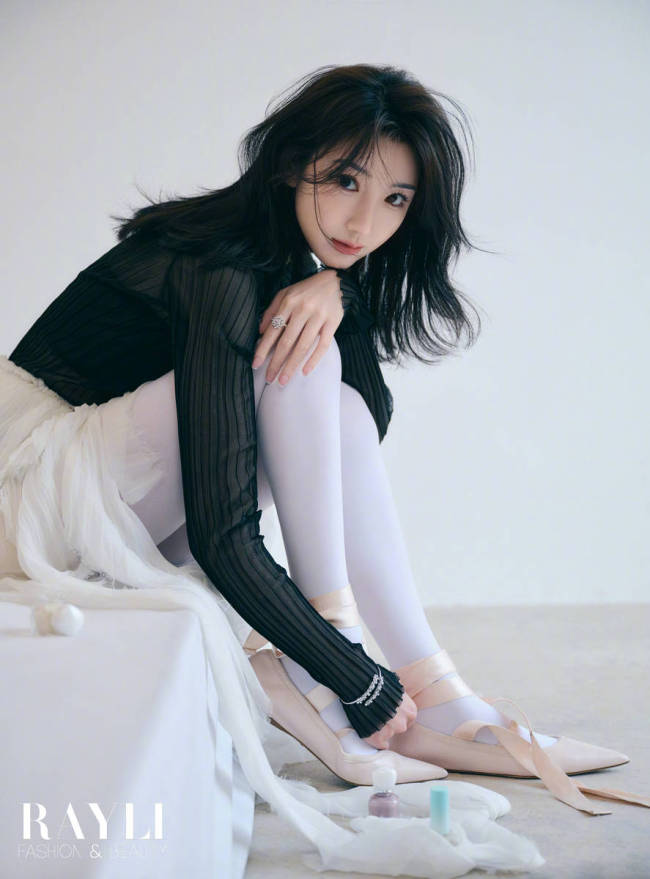 毛晓彤穿白丝袜化身芭蕾舞少女 手拿苹果清纯温柔