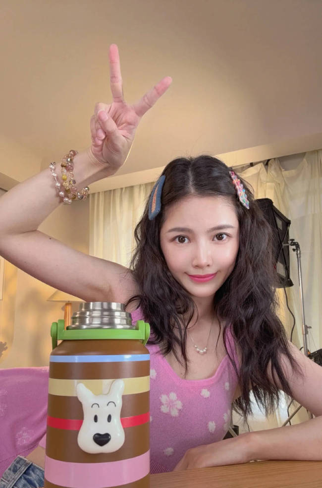 王灿穿粉色吊带上衣自拍心情好！戴可爱发卡超甜美