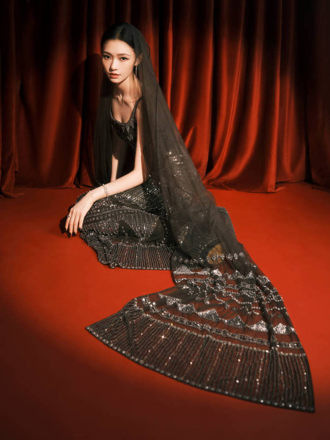 林允穿吊带裙气场全开 头戴薄纱造型别致好似女王