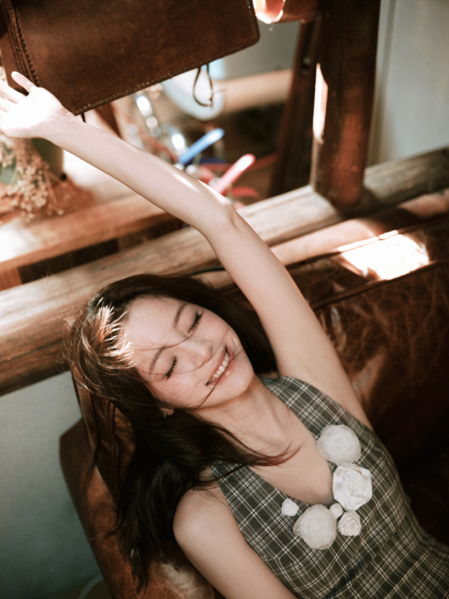 欧阳娜娜抱可爱萌犬拍照好养眼