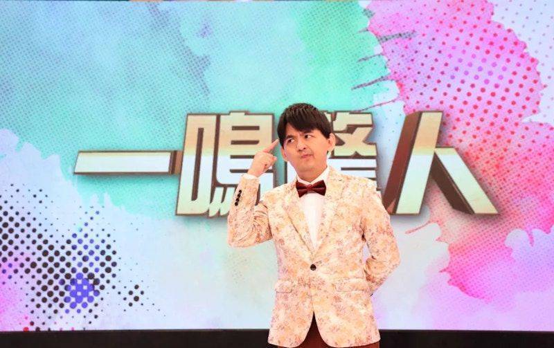 黄子佼驾车撞倒摩托车后离开，发声明解释称未察觉事故封面图