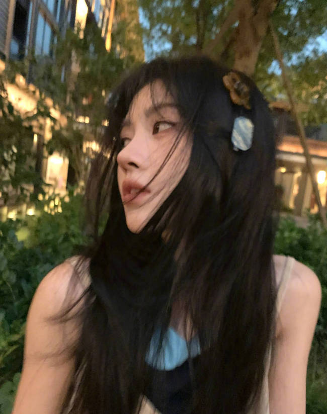 鞠婧祎穿卡其吊带裙身材纤细 发丝微乱纯欲感十足