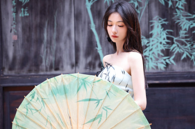 吴谨言露白皙美背夏日撑伞 清冷美艳