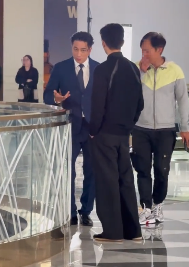 偶遇张智霖，54岁身姿挺拔气质更绝，小8岁吴卓羲站身旁都像保镖封面图