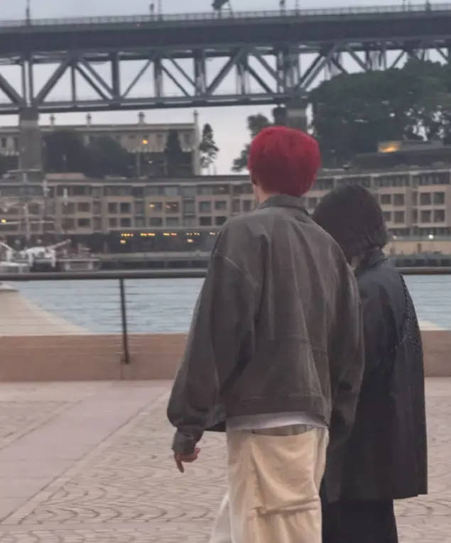 李荣浩杨丞琳悉尼散步被偶遇 穿着低调休闲氛围甜蜜封面图