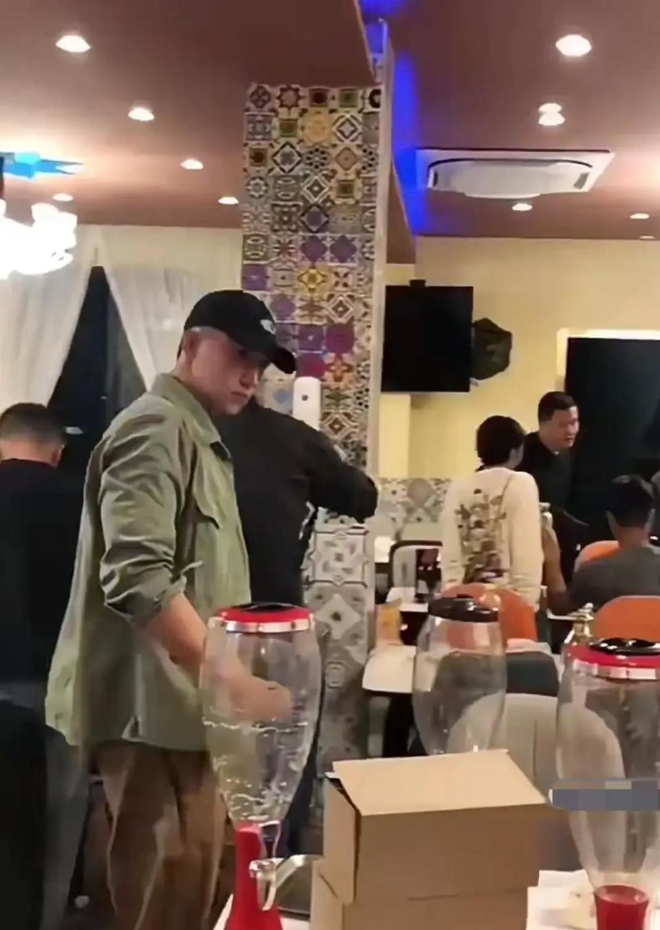 黄景瑜在小酒馆被偶遇，双拳紧握两颊绯红，微醺的样子好萌好可爱封面图