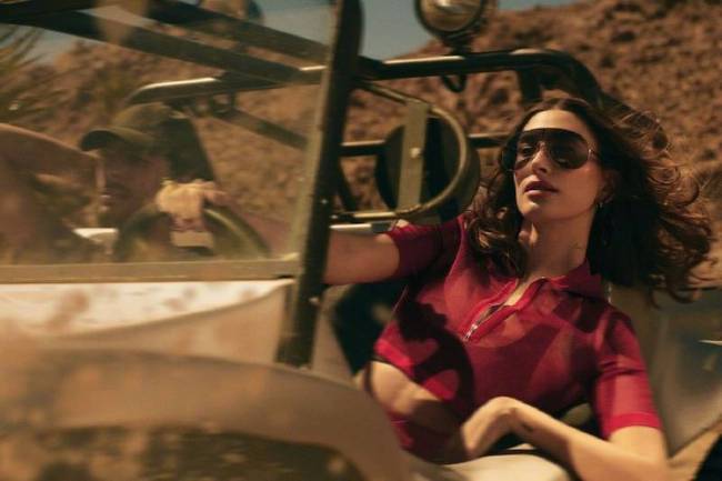 海莉墨镜比基尼身材尽显 性感迷人夏日氛围感拉满