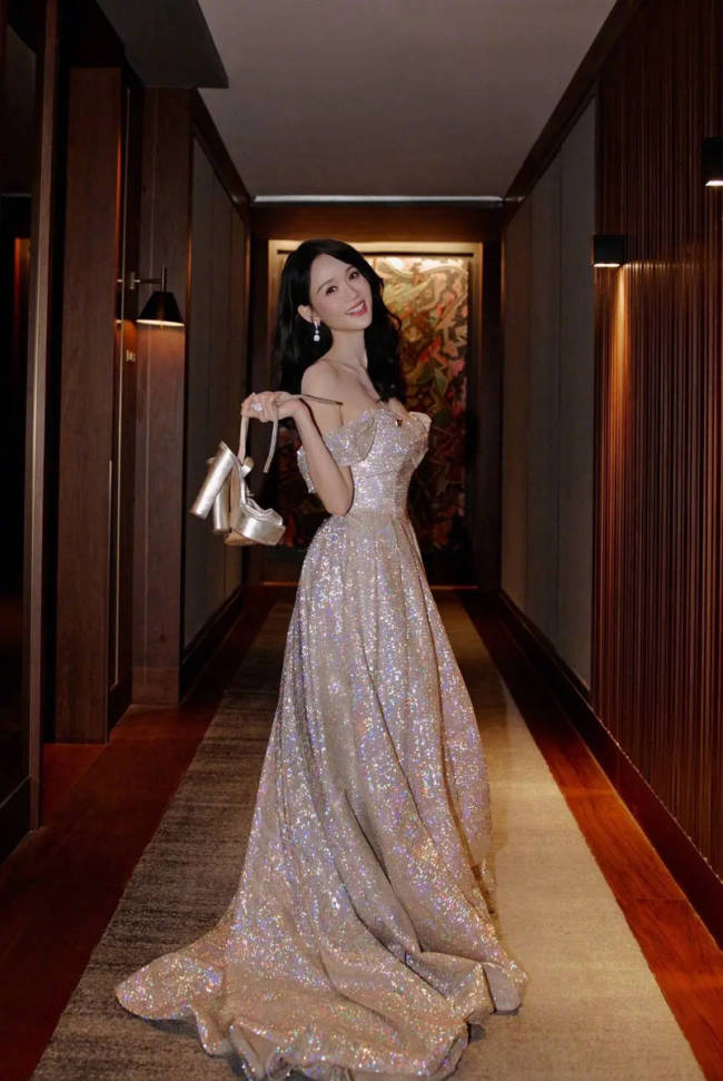 陈乔恩更新美照甜笑迷人！穿抹胸裙大方秀好身材