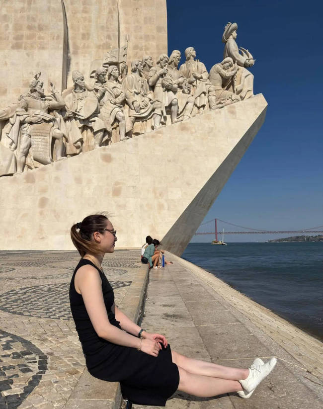 何超云穿红色无袖裙海边度假 笑容甜美状态超好