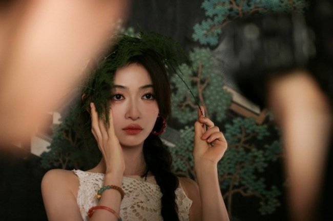 吴谨言露白皙美背夏日撑伞 清冷美艳