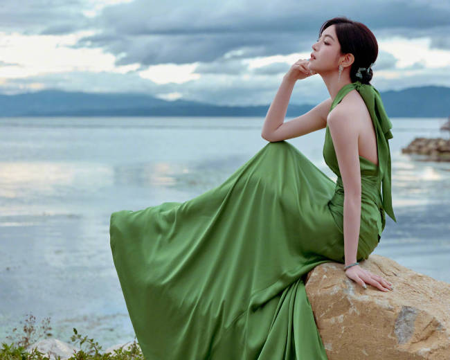 陈妍希洱海边散步拍美照 穿绿色露背裙秀雪白肌肤
