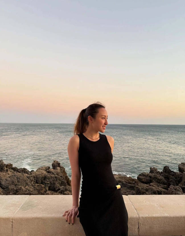 何超云穿红色无袖裙海边度假 笑容甜美状态超好