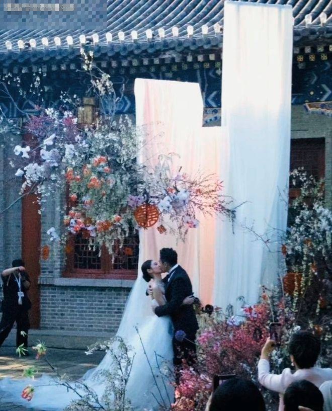 马筱梅大婚第二天，和闺蜜疑为胎儿祈福，站C位主母范儿十足！封面图