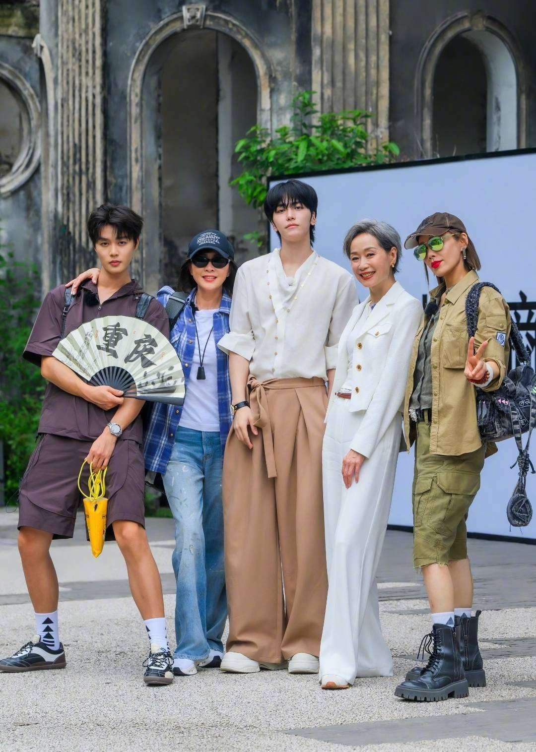 邵兵老婆近照曝光，45岁张培出镜年轻似姐姐，儿子上节目封面图