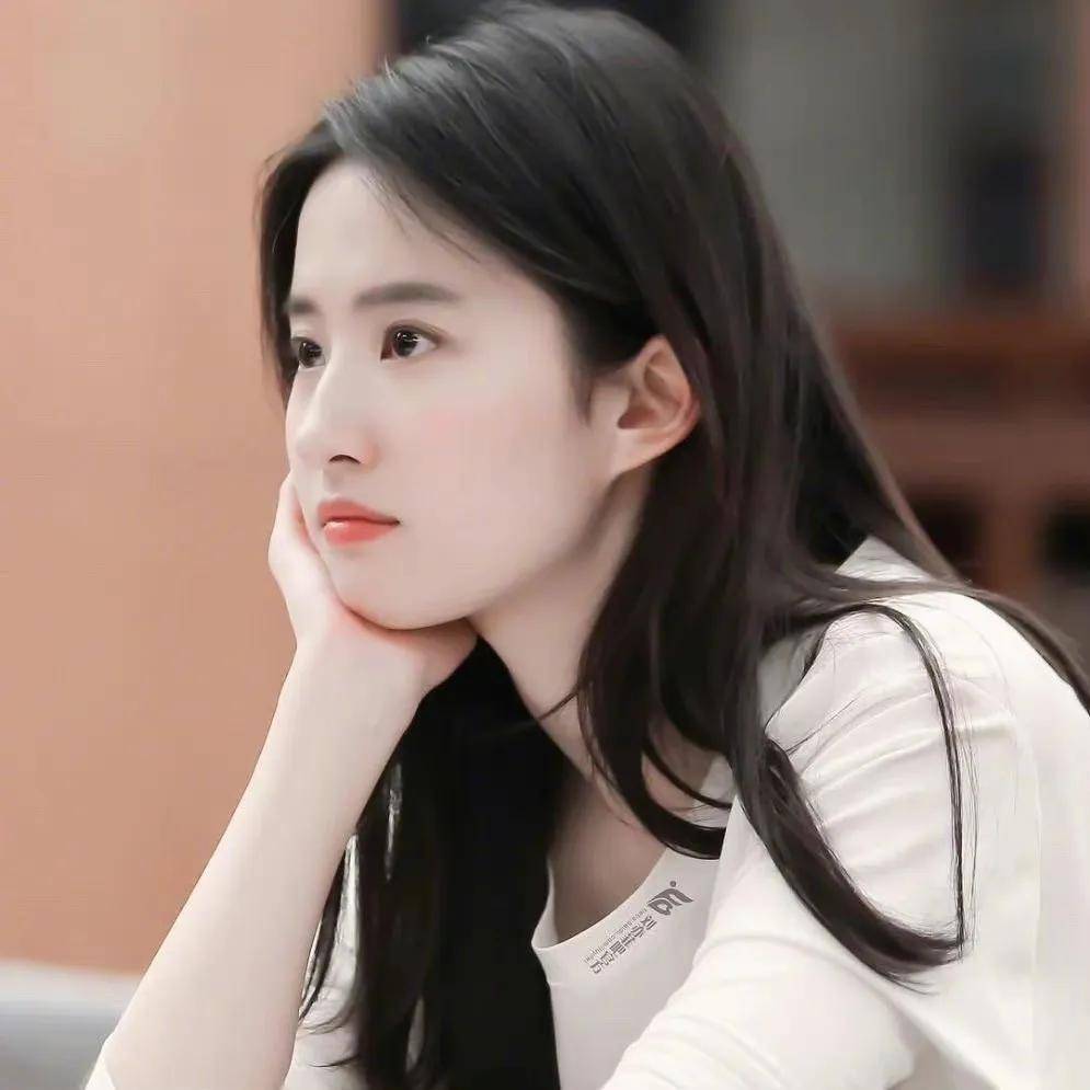 刘亦菲15岁爆红被骂“变性人”的20年单亲女孩如何逆袭成国际巨星封面图