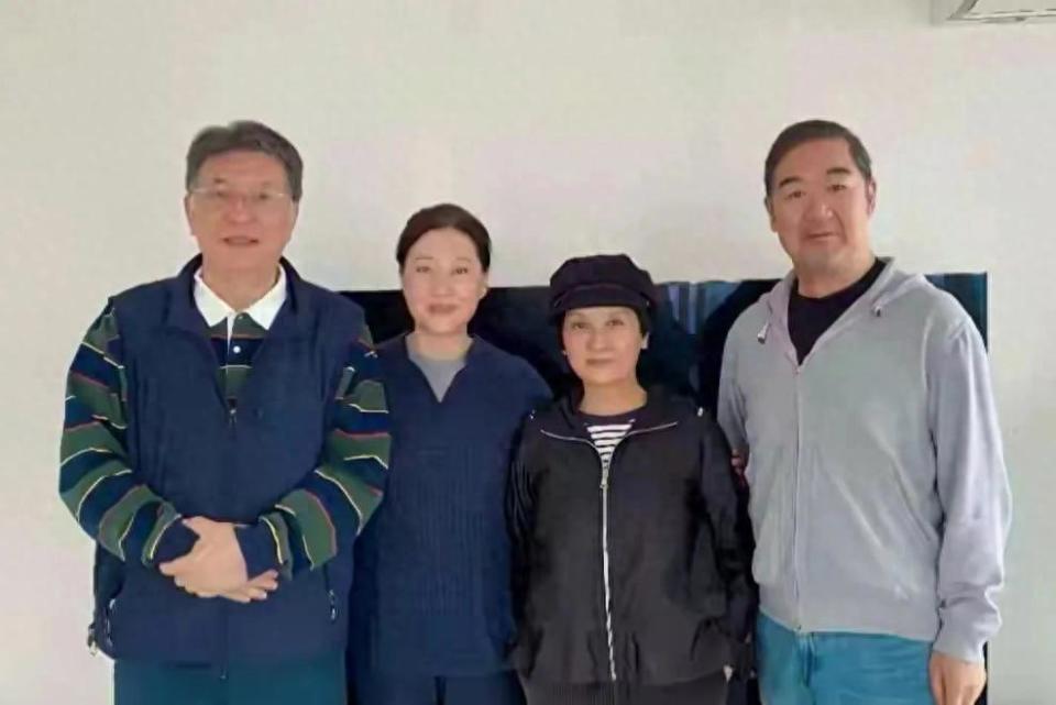 张国立携邓婕赴天津友人之约，穿着朴素无明星架子，画面温馨和谐封面图